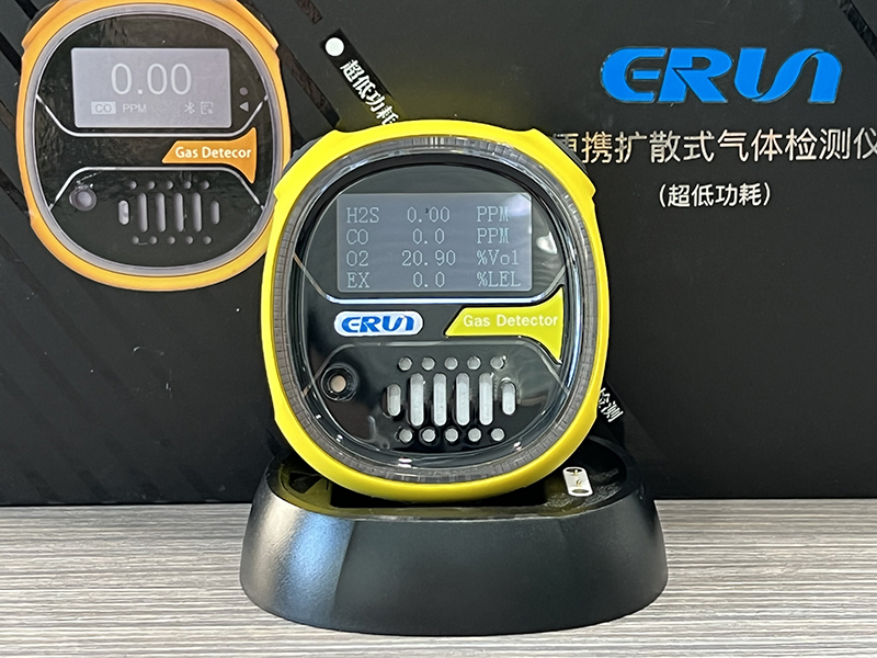 超(chao)低功(gong)耗(hao)腕帶式(shi)四(si)郃(he)一氣(qi)體檢(jian)測(ce)儀